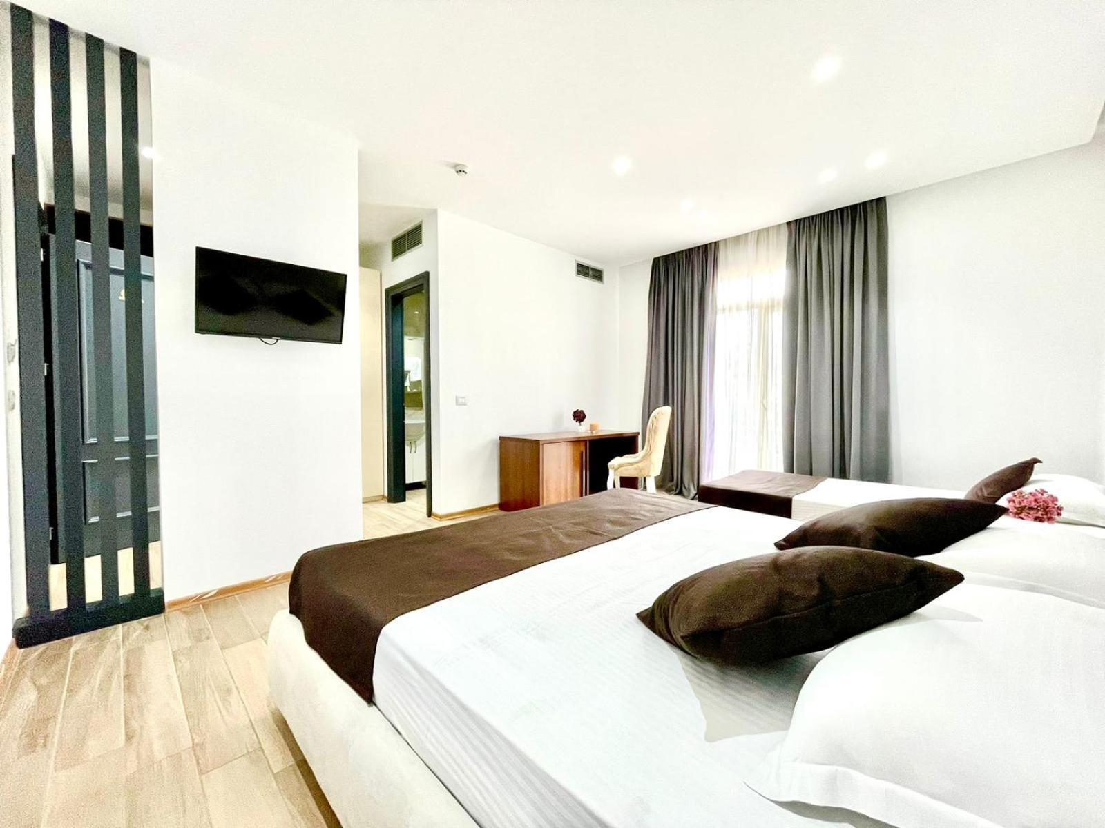Amh Hotel Дуррес Экстерьер фото